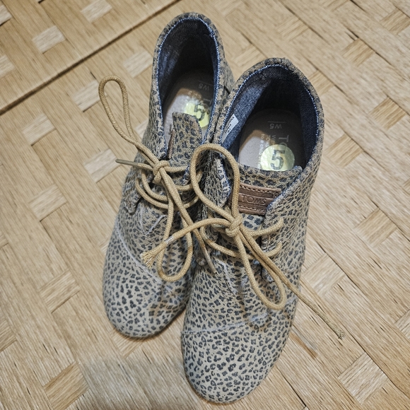 TOMS leopard pattern print sueded leather wedges Ankle size 5 - Picture 2 of 12